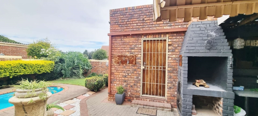 3 Bedroom Property for Sale in Langenhovenpark Free State